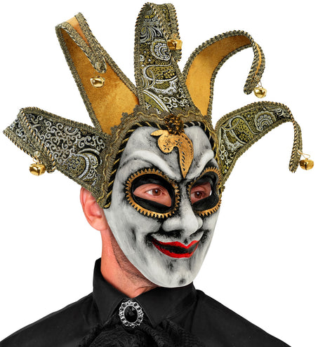 Detail Venetiaans narrenmasker: gouden ornament op voorhoofd en okergele kapvoering