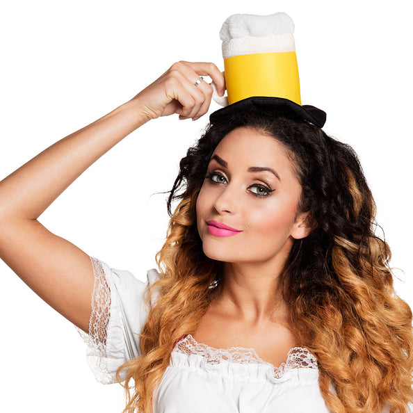 Diadeem bierpul Prosit met geel pulletje en witte schuimkraag, gedragen door dame op Oktoberfest