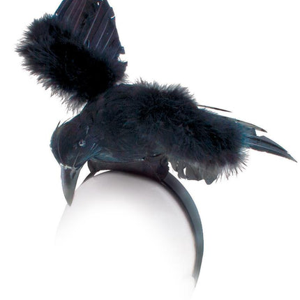 Diadeem met grote kraai van dichtbij, zwarte vogel met gespreide vleugels op een smalle haarband