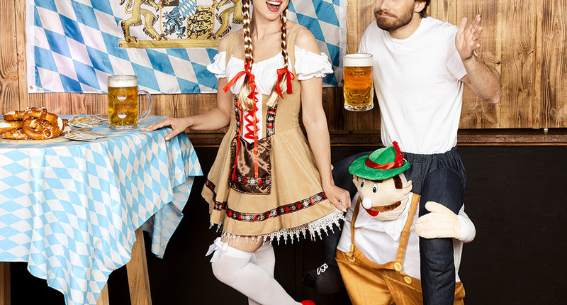 Dirndl jurk Helena in Beierse setting met bierpul en pretzels tijdens Oktoberfest
