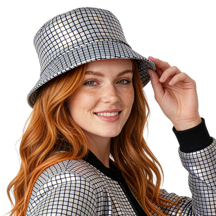 Disco bucket hat met holografische tegeltjes en dunne donkere lijntjes, van opzij gezien met de hand aan de rand