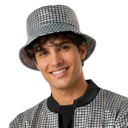 Disco bucket hat zilver met spiegelende blokjesprint op het hoofd, rand schuin omlaag, voor een discofeest