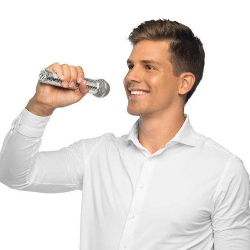 Disco microfoon zilver in de hand van een man die zingt tijdens een karaokeavond