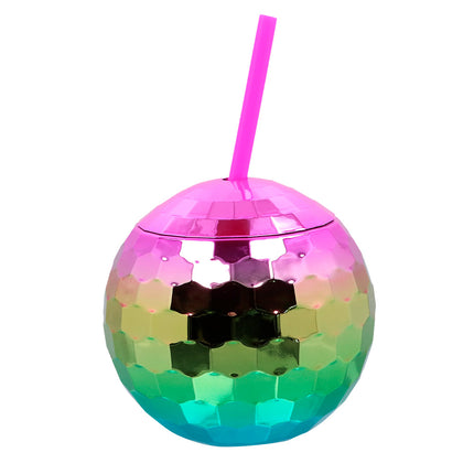 Discobal drinkbeker met rietje in regenboogkleuren, gefacetteerde bol met deksel en roze rietje voor een discofeest