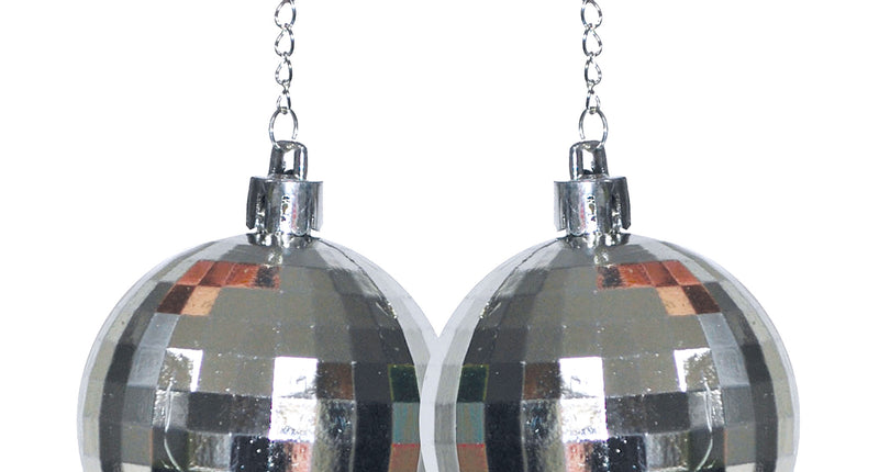 Discobal oorbellen zilver met spiegelfacetten aan kettinkje met clipsluiting
