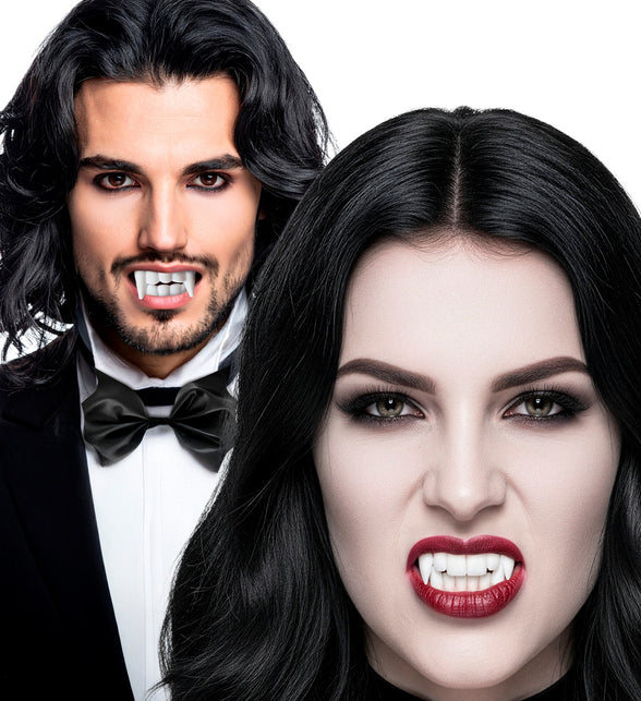 Draculagebit met witte hoektanden, gedragen door een man en een vrouw in vampierlook voor Halloween