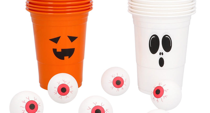 Drankspel Halloween beer pong met oranje pompoenbekers, witte spookbekers en zes balletjes met oogprint
