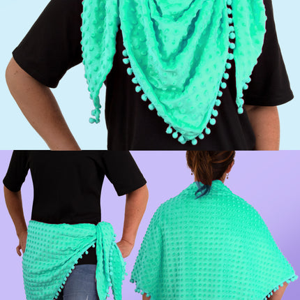 Driehoek sjaal Bubble turquoise gedragen om de nek en als omslagdoek over zwart shirt op een themafeest