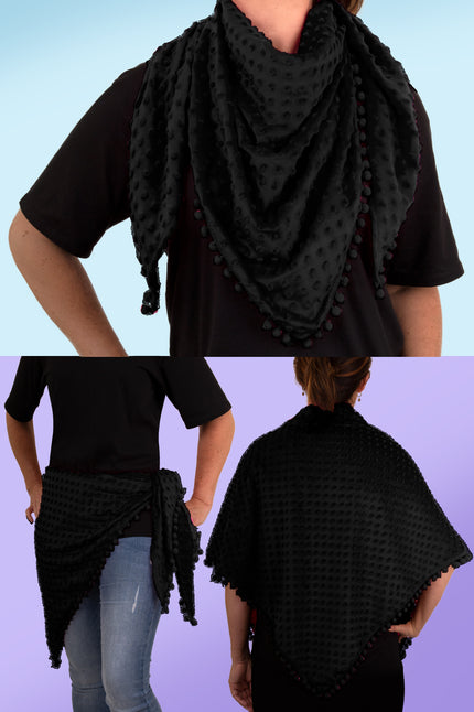 Driehoek sjaal Bubble zwart om de nek gedragen, met noppenstructuur en pompons langs de rand