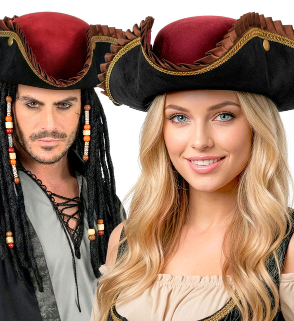 Driekantige hoed deluxe gedragen door dame en heer bij een piratenoutfit