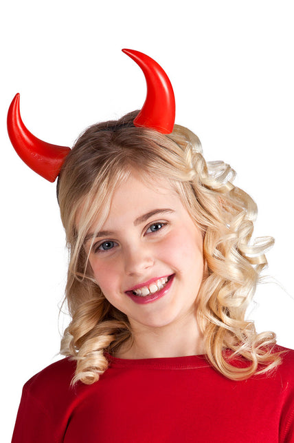 Duivel hoorntje op haarband gedragen door een kind, rode hoorntjes rechtop in blond haar, voor Halloween