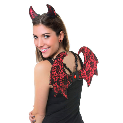 Duivel set 2dlg met rood-zwarte kanten hoorntjes en vleugels, gedragen over een zwarte top voor Halloween