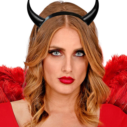 Duivelshoorntjes zwart gecombineerd met rode outfit voor een griezelfeest
