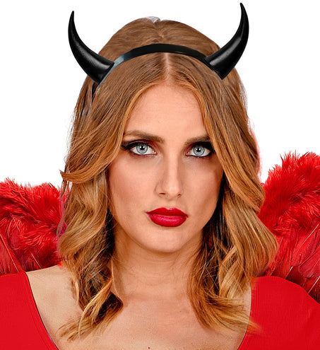 Duivelshoorntjes zwart gecombineerd met rode outfit voor een griezelfeest