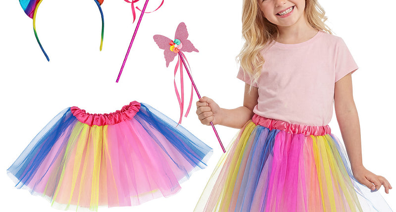 Eenhoorn verkleedset Starlight met regenbooghoorn, vlinderstaf en gelaagd rokje, los en gedragen door een meisje