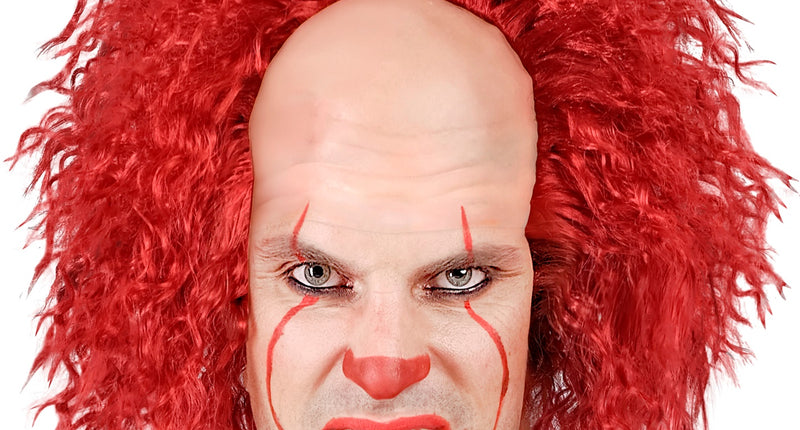 Enge clownspruik met rood haar en kale kruin, gedragen met clownschmink voor Halloween