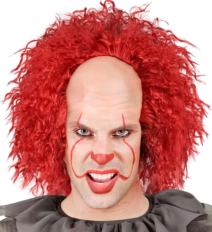 Enge clownspruik met rood haar en kale kruin, gedragen met clownschmink voor Halloween