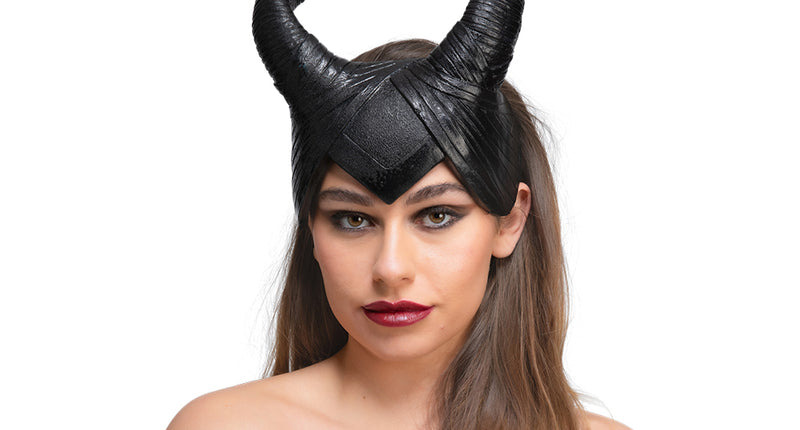 Fantasie hoorns in zwart met geribbelde punten op een hoofdkap, gedragen voor Halloween