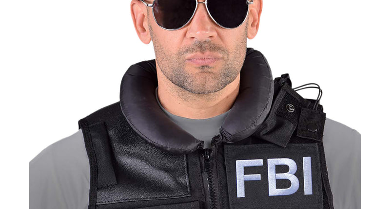 FBI pet zwart met witte FBI-opdruk op het front, gedragen met pilotenzonnebril bij een agentenoutfit