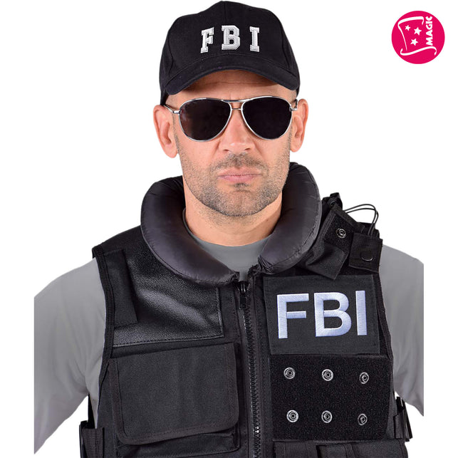 FBI pet zwart met witte FBI-opdruk op het front, gedragen met pilotenzonnebril bij een agentenoutfit