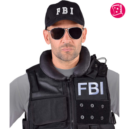 FBI pet zwart met witte FBI-opdruk op het front, gedragen met pilotenzonnebril bij een agentenoutfit