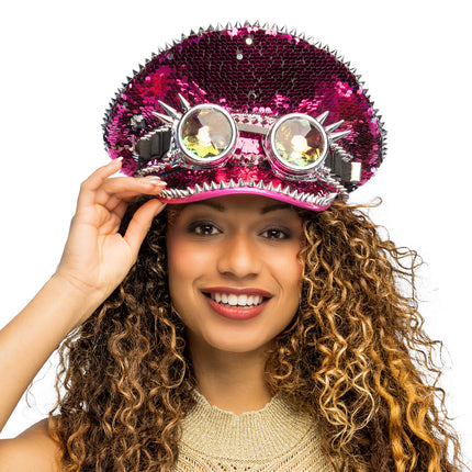 Festival pet Galactic met fuchsia pailletten en partybril, schuin opgezet voor een festival