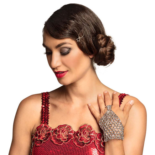 Flapper handschoen zilver van kralen gedragen op de handrug bij een rode jaren 20-jurk
