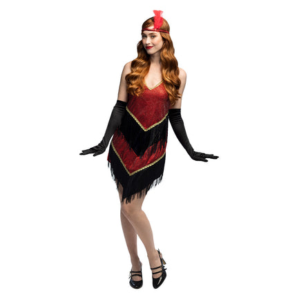 Flapper kostuum Evelyn: rode jurk met zwarte franjes, hoofdband met veer en lange handschoenen voor een jaren 20 feest