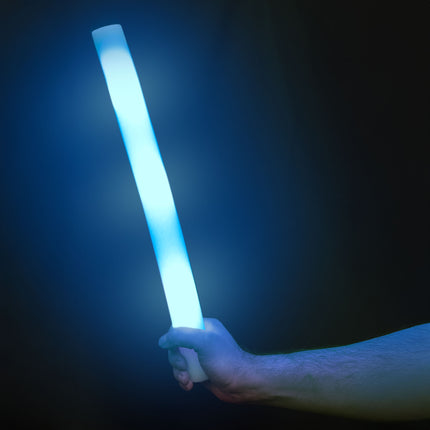 Foam stick led in blauwe stand, oplichtende foamstaaf op de dansvloer