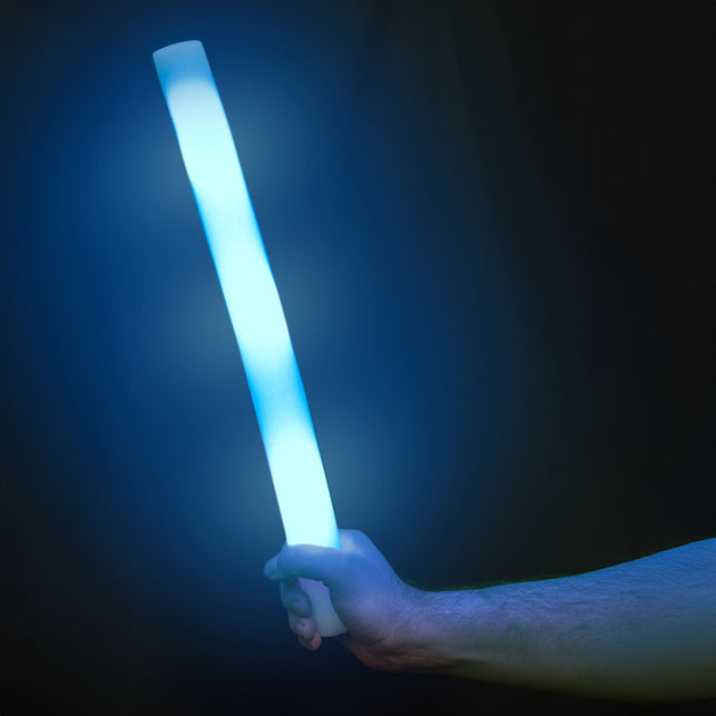 Foam stick led in blauwe stand, oplichtende foamstaaf op de dansvloer