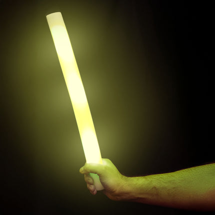 Foam stick led in gele stand, halve meter lange lichtstaaf in de hand