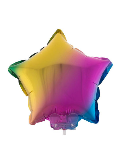 Folieballon ster in regenboogkleuren van 28 x 28 cm met doorzichtig stokje en kunststof houder