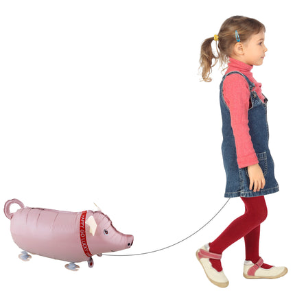 Folieballon wandelend varken die aan een koordje over de vloer meeloopt op een kinderfeestje