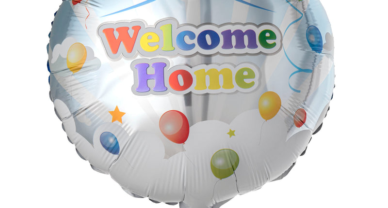 Folieballon Welcome Home van 46 cm met kleurige letters, witte wolken en gekleurde ballonnen