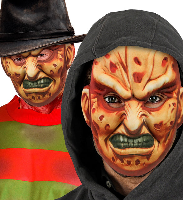Freddy masker van stof gedragen onder zwarte capuchon en onder bruine hoed
