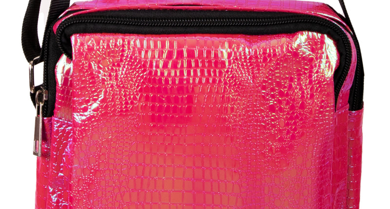 Fuchsia handtasje met glanzende slangenleerprint, brede rits en zwarte verstelbare schouderband