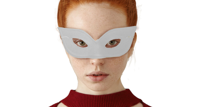 Wit vlinder oogmasker Mila gedragen voor een gemaskerd bal, effen zonder versiering