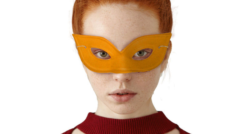 Oranje vlinder oogmasker Mila op het gezicht, passend bij een oranje outfit voor Koningsdag