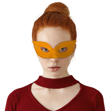 Oranje vlinder oogmasker Mila op het gezicht, passend bij een oranje outfit voor Koningsdag