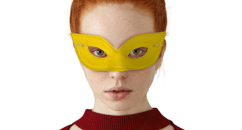 Geel vlinder oogmasker Mila gedragen, met puntige vleugels en amandelvormige ooggaten voor carnaval