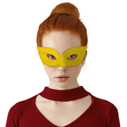 Geel vlinder oogmasker Mila gedragen, met puntige vleugels en amandelvormige ooggaten voor carnaval