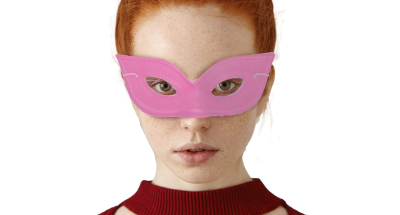 Roze vlinder oogmasker Mila gedragen, met V-inkeping boven de neusbrug en dun koordje opzij