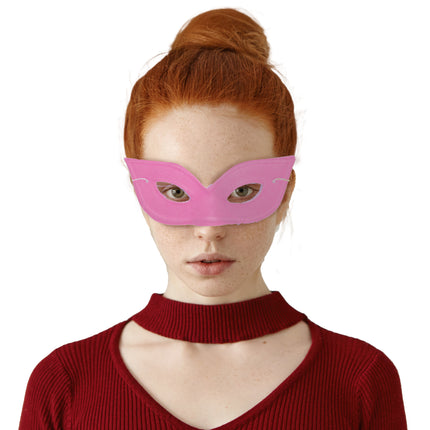 Roze vlinder oogmasker Mila gedragen, met V-inkeping boven de neusbrug en dun koordje opzij