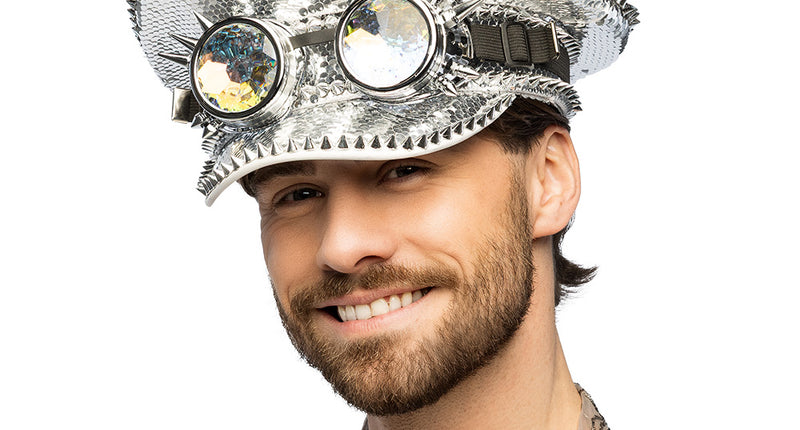 Galactic festivalpet met pailletten en spikes gedragen door een man, partybril boven de klep