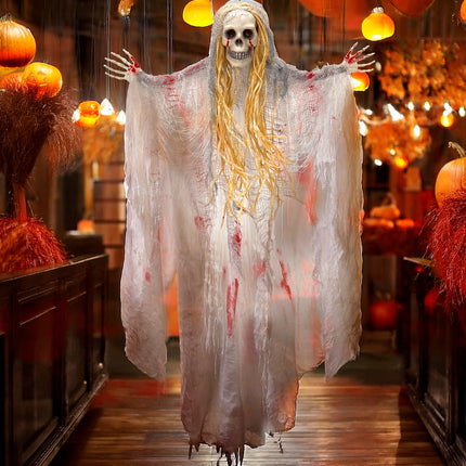 Geest met bloed besmeurd hangend in een gang met pompoenen en oranje lichtjes voor Halloween