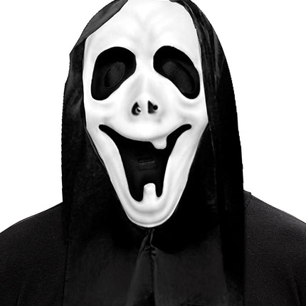 Geestmasker met kap gedragen door een model in zwarte kleding, kap tot over de schouders