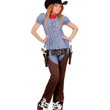 Geruite blouse Katja gecombineerd met cowboyhoed en halsdoek voor een westernlook