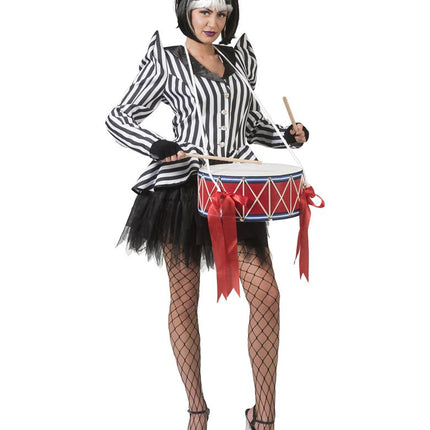 Gestreepte carnavalsjas Denise gedragen met korte zwarte rok, verticale strepen en wijde omslagmanchetten