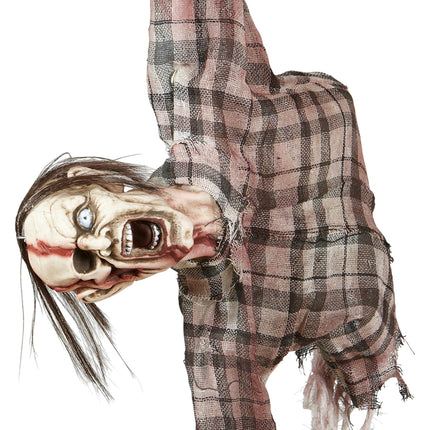 Gezicht van de zombie torso met open mond, één wit oog, wond over de wang en lang donker haar