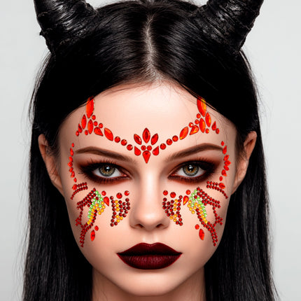 Gezichtsdecoratie duivel Isa op het gezicht bij donkere oogmake-up en bordeauxrode lippen voor Halloween